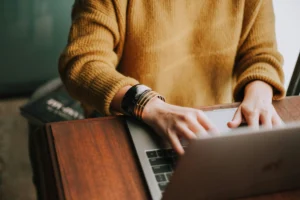 uomo che scrive al computer